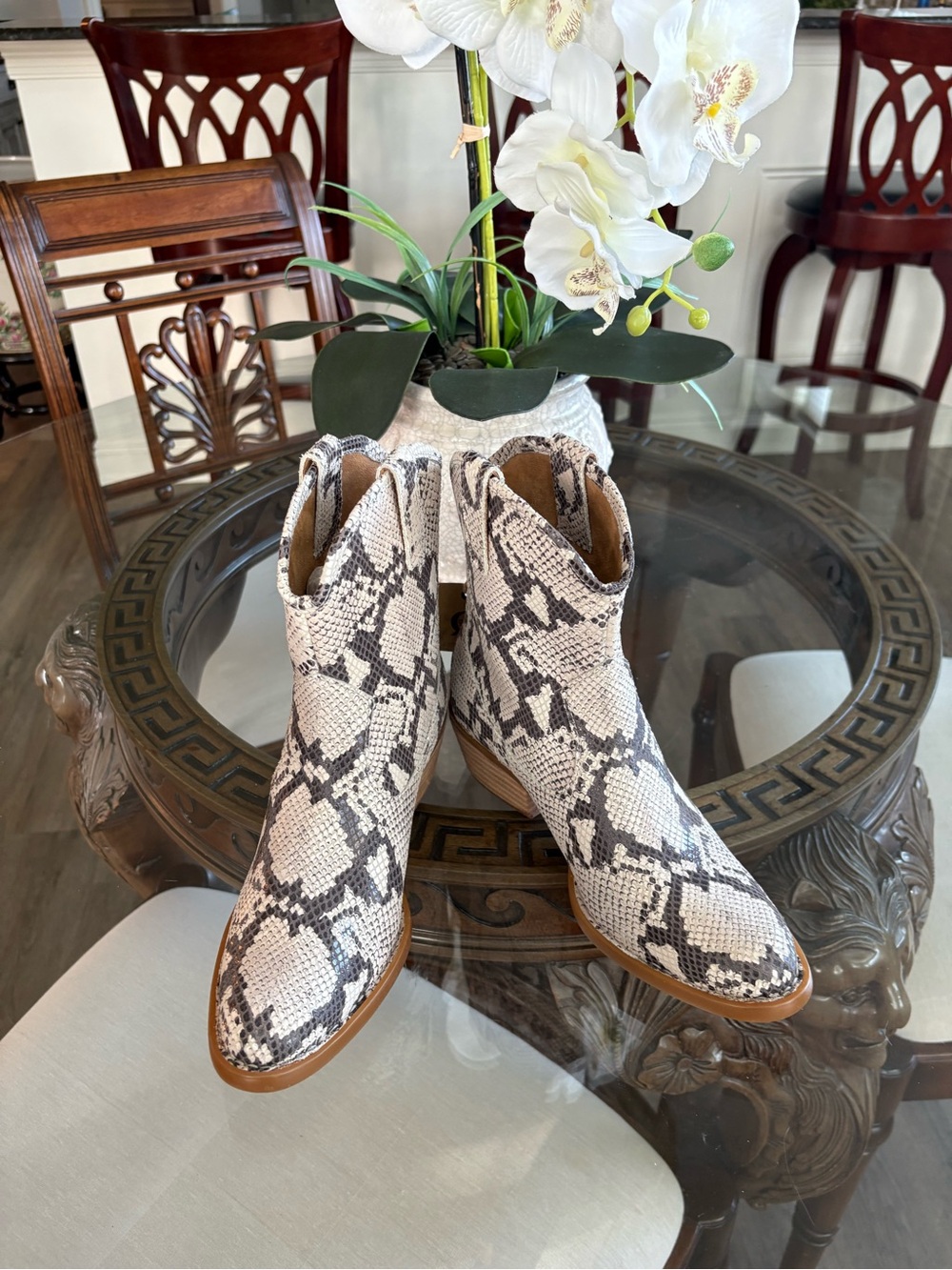 🤍🤎BORN WYND WHITE/BROWN SNAKESKIN LEATHER ANKLE BOOTS!🤍🤎